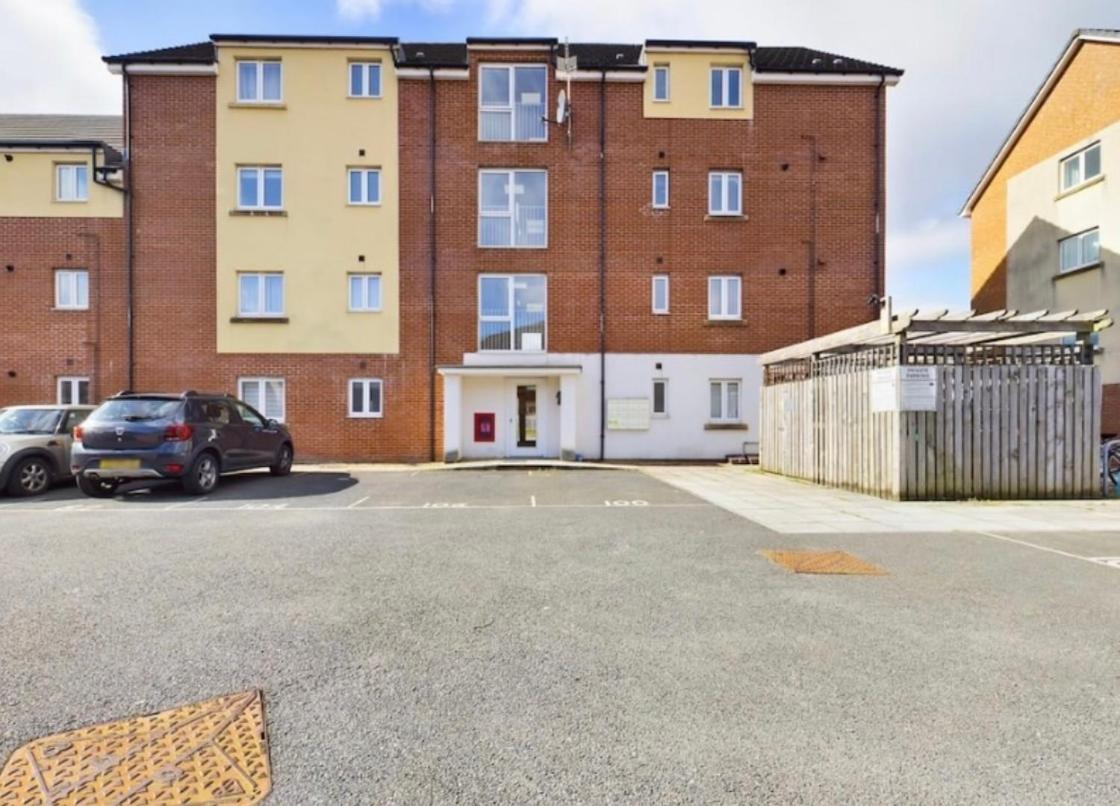 Modern 2 Bed City Apartment With Private Parking Swansea Esterno foto
