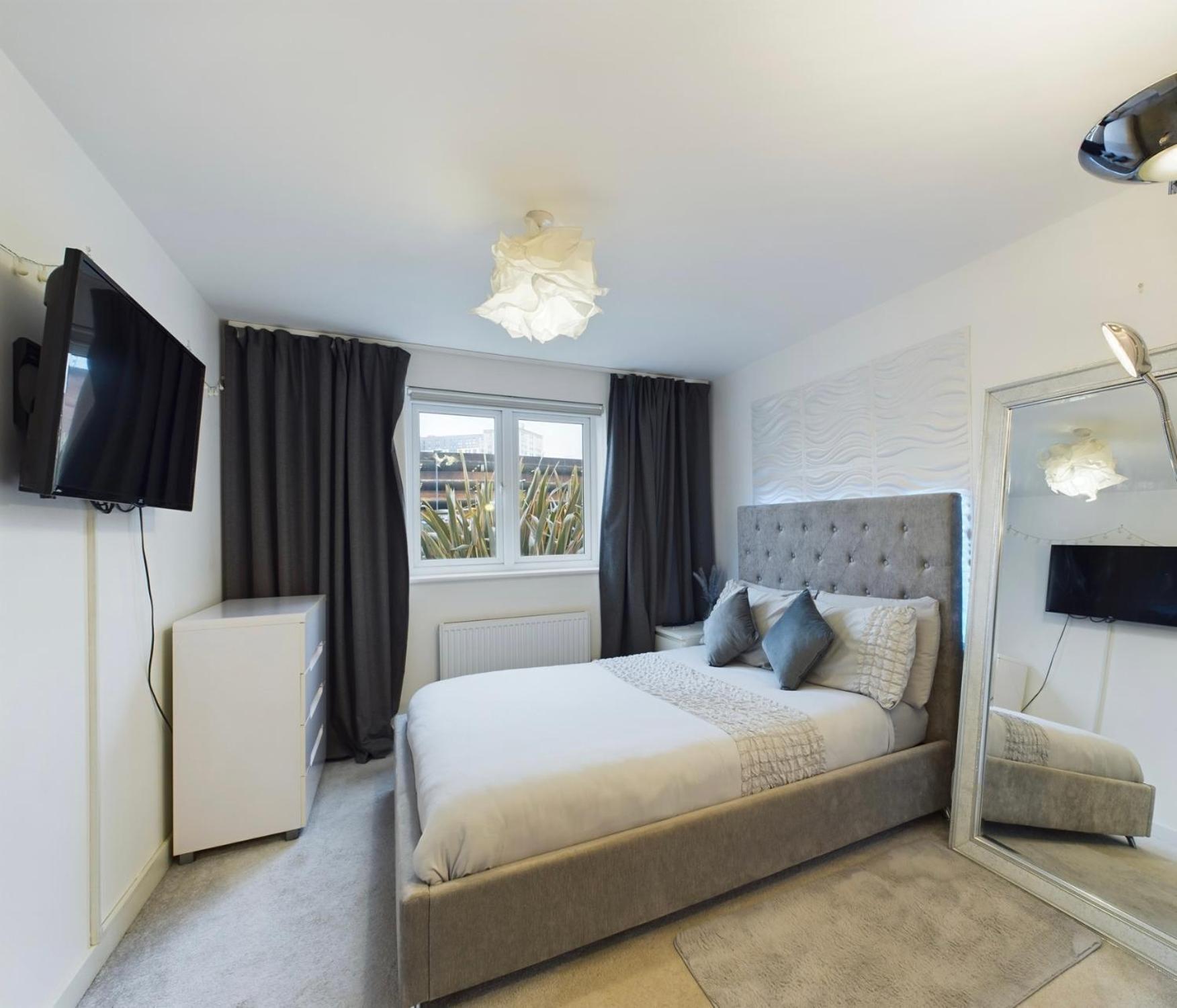 Modern 2 Bed City Apartment With Private Parking Swansea Esterno foto